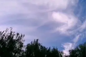 躺在长椅上仰望蓝天是一种望眼欲穿的感觉，不加思索的随白云飘去视频封面