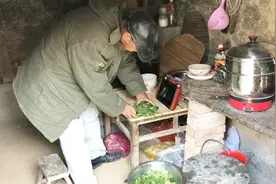 东北大爷天天吃蔬菜，侄子说花钱给老人买肉，大爷的回答满是惭愧视频封面