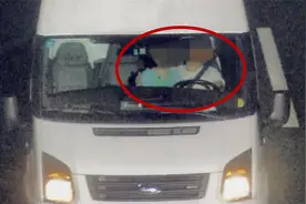 情侣高速公路边开车边热聊 情绪涨起来后男子竟搂着女友驾驶！视频封面