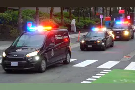 加拿大警车消防车开上街头为疫情中的医务人员加油打气