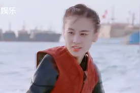 黄圣依穿三角泳裤冲浪秀长腿，身材火辣翻车可爱，杨子一旁忙加油视频封面