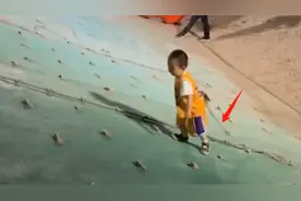 “累死”宝宝了！2岁半萌娃攀岩如履平地，围观群众直呼你可以呀视频封面