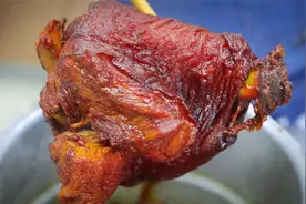 鲁菜三大肘子之一：冰糖肘子，大厨的做法真详细，小白看完开饭店