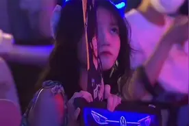 粉红色灯下就没有不好的，难怪夜场的妹子都那么漂亮