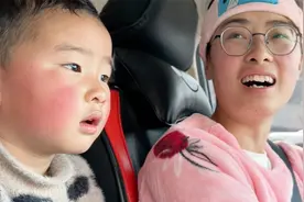 静静开车带二宝去洗澡，二宝现在多重了？宝宝正常一个月能长2斤视频封面
