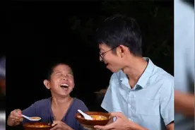 剥皮虽重复繁琐，但又香又粉的九层皮果配上水果和茶，夏日的绝配
