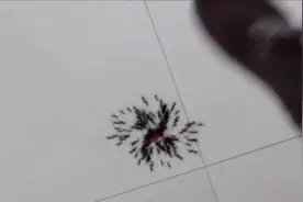 家里有蜘蛛千万不要用脚踩，踩完后很可怕，看完视频瑟瑟发抖！