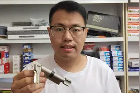 自己动手更换室内门，卧室门，办公室门锁芯，一把螺丝刀就能搞定