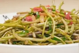 鄱阳湖独特野生藜蒿，自身虽没特别之处，但搭配上腊肉却美味无比视频封面