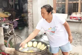 农村媳妇大铁锅贴饼子，粉丝喊话看着馋的很，今天就教给你怎么做