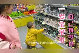 阿芝带侄女去买零食，一岁宝宝也会挑自己喜欢的零食样子可爱极了
