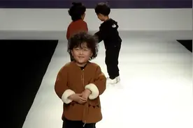 4岁萌娃走秀却意外绊倒，下一秒临场反应曝光，观众彻底被逗笑了视频封面