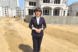 文静带你探工地，温泉入户的小区，看看别墅门前挡土墙如何建造的