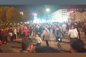 东莞：小男孩才几岁就当了广场舞的领舞，这孩子将来可不得了