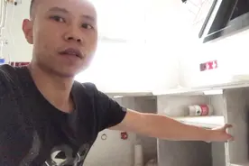 厨房用瓷砖打灶，柜门是如何安装的，师傅现场带您看看视频封面
