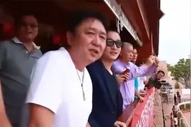 国服第一捧哏于谦，家世显赫是八旗子弟，谦大爷背景人脉有多强？视频封面