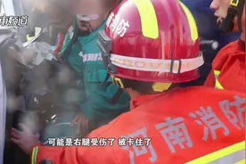 119紧急“救驾”120！救护车高速上追尾，司机被卡在驾驶室视频封面