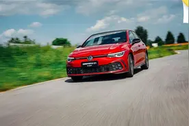 钢炮之祖 传奇不灭 第八代高尔夫GTI赛道首测视频封面