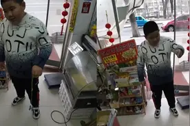 男孩嫌悠悠球提不起来欲退货，老板一套操作惊呆男孩：我的问题？视频封面