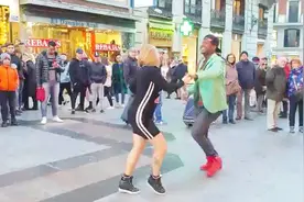 黑人小伙美国街头邀请美女斗舞，小姐姐脱掉外套就开始嗨舞视频封面