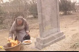 喜来乐给亡妻上坟，说得人声泪俱下，眼泪止不住的往下流视频封面