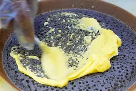 小伙卖“神奇”小吃，30元一份冒仙气， 3000份还不够食客抢！