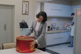媳妇收到大蛋糕，打开一看里面全是现金，立马送回去! 影视解说视频封面