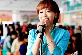 大学食堂快闪，一曲藏语版《喜欢你》惊艳全场，献给毕业季的你们视频封面