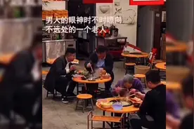 男子吃饭时看到与自己母亲长相十分相似的老人，忍不住跪地痛哭视频封面