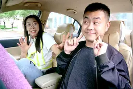 小伙练车遇女教练，开口就管女教练叫妈妈，两人的对话太逗了视频封面