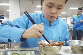 小伙进工厂六年了，第一次在厂里和媳妇一起吃饭，感觉好幸福