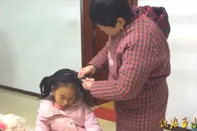 奶奶给7岁孙女扎头发，秒变小公主视频封面