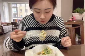 小两口去大姨家蹭馄饨，皮薄馅大小多吃两碗，舅妈还给送包花卷？视频封面