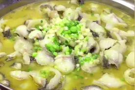 “酸菜鱼”很多人都做错，选鱼才是关键，汤汁浓白无腥味