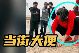 太恶心了！外国小伙当街大便，被路人围观视频封面