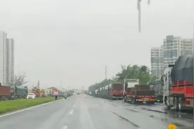 海南一港口因大风封航，千余货车排几公里长队，有司机连等1天1夜