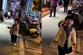 小男孩路边找妈妈，还向路人摊手询问！回头瞬间感觉被“击中”了视频封面