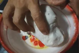 开平特产小食“咸鸡笼”教你做，半月金脆咸香里嫩外面吃不到！视频封面