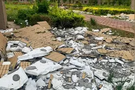 17层墙皮“飞奔”！内蒙古一小区突遭大风，多楼保温层被大风掀落视频封面