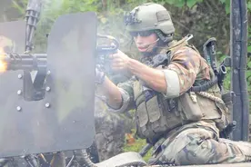 美军掩护队友超猛火力压制，加特林火力全开枪管都烧红了燃爆了。视频封面