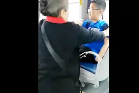 83岁“容嬷嬷”李明启，坐公交车无人让座，5岁小孩让座后被拒绝视频封面