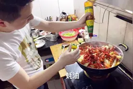 6斤小龙虾，4个土豆加上黄瓜，农家烧十三香小龙虾，不比酒店差