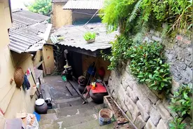 早期的老重庆小巷子，山城的房子都是这样挤着盖的，里面还有人住