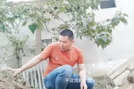 农村小伙自建房，开着不烧油车拉砖铺地面，这车不能用累人。