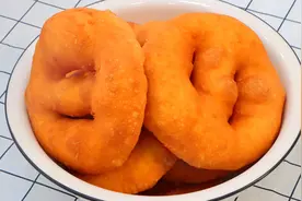 面粉加鸡蛋，早餐店祖传三代炸油饼配方，和面是关键，半个月不硬