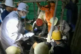 看着就疼！湖北一名工人高空施工不慎滑倒 手臂直接被钢筋刺穿视频封面