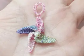 中国结饰品，可爱春日转运小风车挂饰手工教程，一起来学吧（一）视频封面