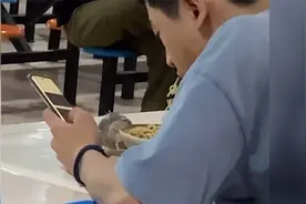 厦门一大学男生带宠物鸟吃食堂，要了碗面，人和鸟一人一口
