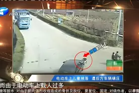 电动车载一家四口上路，孩子掉落遭轿车碾压，母亲目睹全过程崩溃视频封面