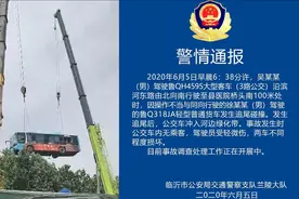 惊险！山东兰陵县一公交车与货车相撞冲入绿化带，险些掉河